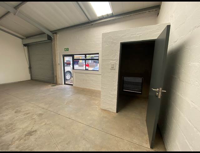 168M² WAREHOUSE TO LET IN CORNUBIA