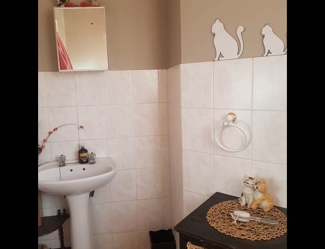 2 bed property to rent in LANGENHOVEN PARK