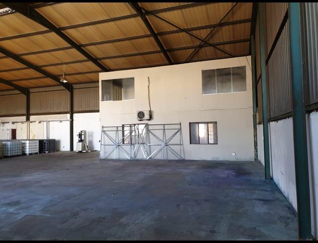 950M² WAREHOUSE TO LET IN POMONA