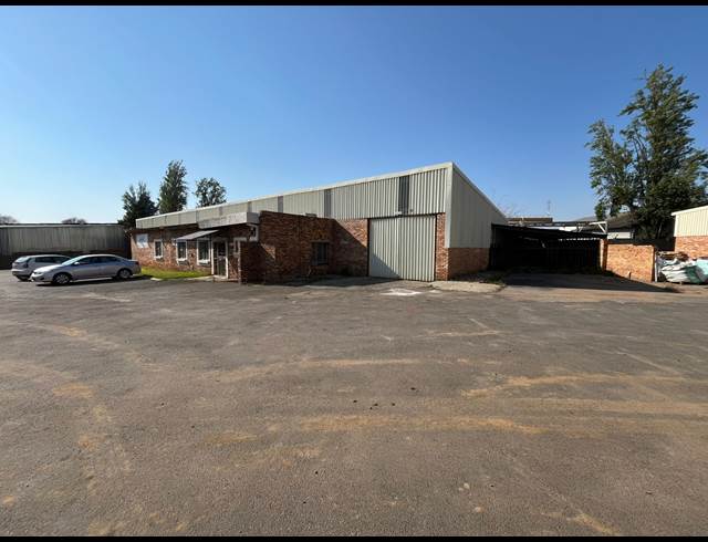 600M² WAREHOUSE TO LET IN VULCANIA