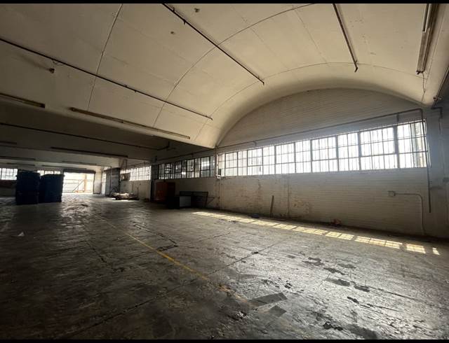 1,400M² WAREHOUSE TO LET IN INDUSTRIA WEST