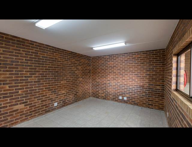 1,050M² WAREHOUSE TO LET IN POMONA