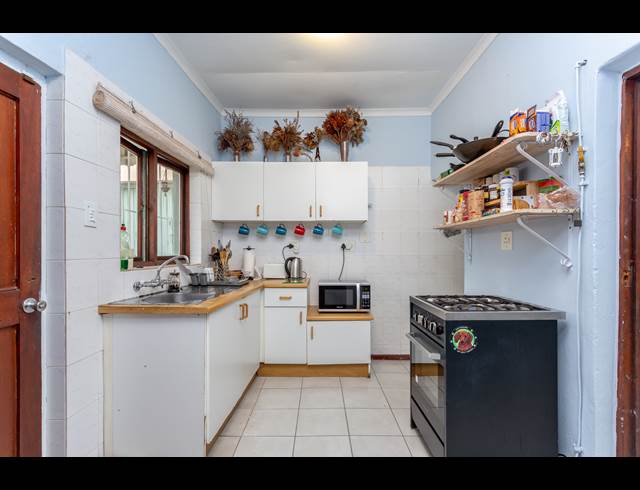 2 BEDROOM SECTIONAL TITLE RENTED IN OBSERVATORY