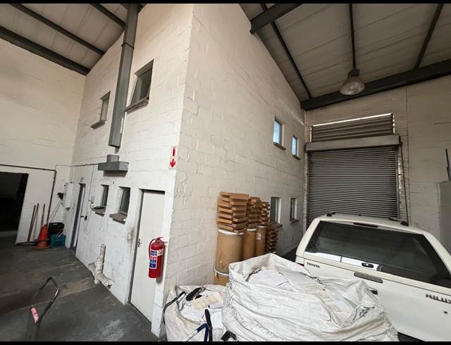 423M² WAREHOUSE TO LET IN STIKLAND INDUSTRIAL