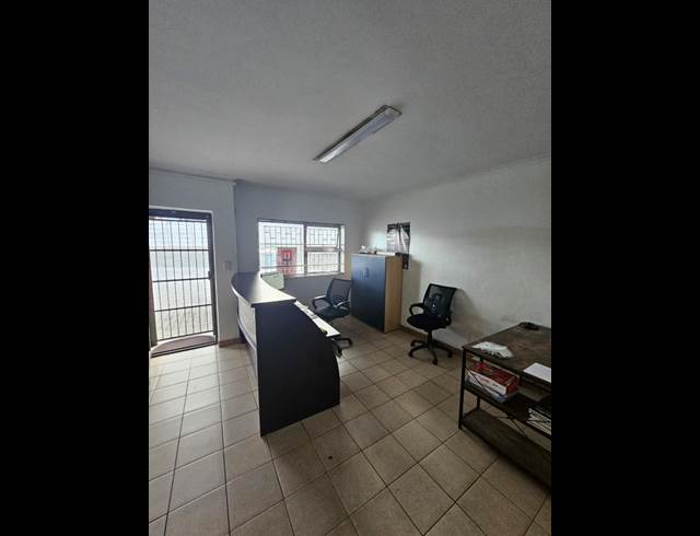 223M² WAREHOUSE TO LET IN STIKLAND INDUSTRIAL
