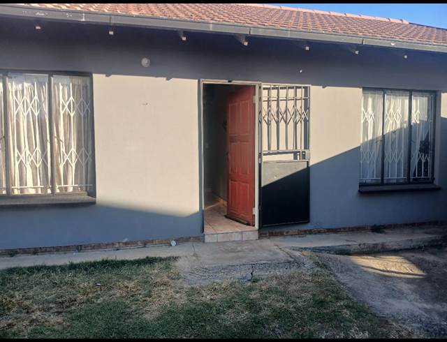 2 bed property to rent in CROWN GARDENS