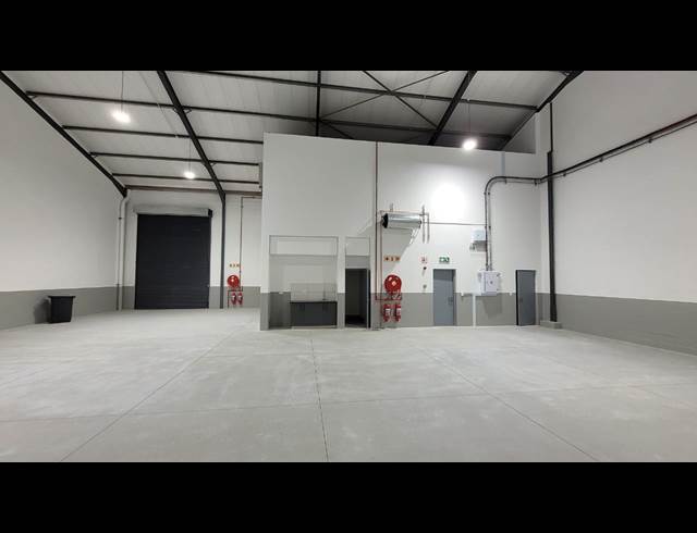395M² WAREHOUSE TO LET IN STIKLAND INDUSTRIAL