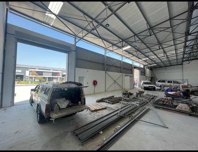 975M² WAREHOUSE TO LET IN STIKLAND INDUSTRIAL