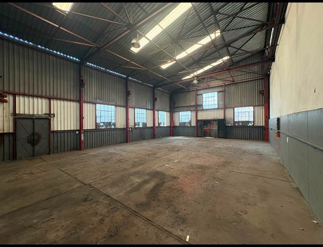 325M² WAREHOUSE TO LET IN KNIGHTS