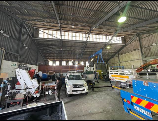 580M² WAREHOUSE TO LET IN TRIANGLE FARM