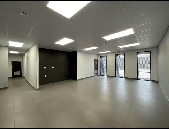 4,883M² WAREHOUSE TO LET IN WATERFALL