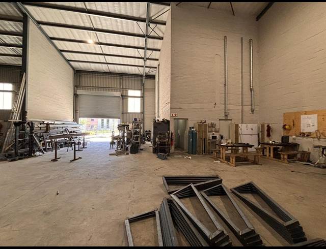 684M² WAREHOUSE TO LET IN STIKLAND INDUSTRIAL