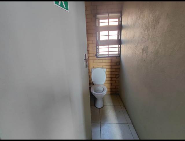 273M² WAREHOUSE TO LET IN CLAYVILLE