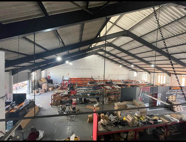 680M² WAREHOUSE TO LET IN TRIANGLE FARM