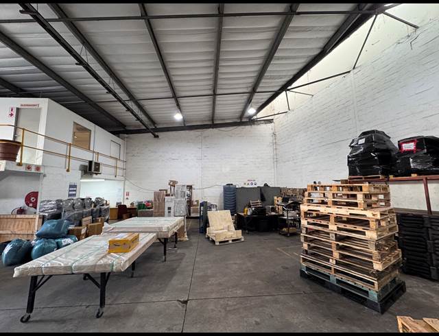 262M² WAREHOUSE TO LET IN RED HILL
