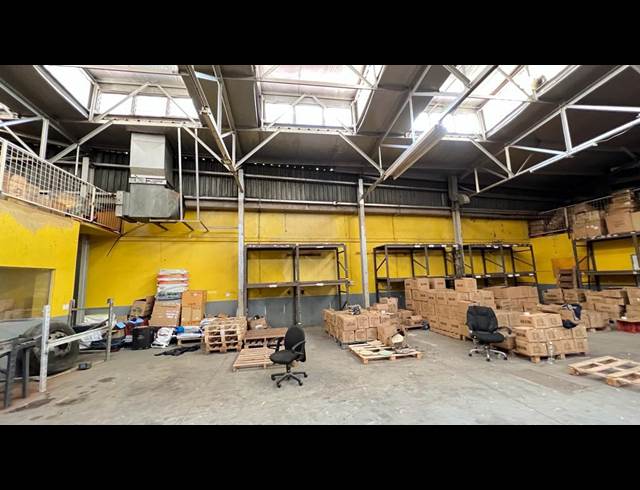 800M² WAREHOUSE TO LET IN NEW CENTRE