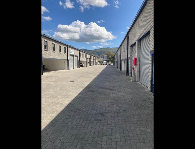 247M² WAREHOUSE TO LET IN KLEIN DRAKENSTEIN