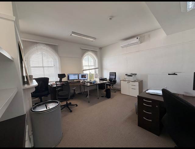 217M² OFFICE TO LET IN WATERFRONT