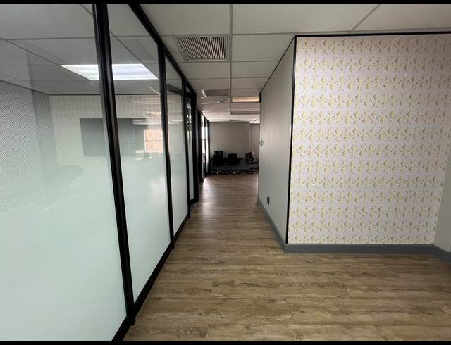110M² OFFICE TO LET IN HYDE PARK
