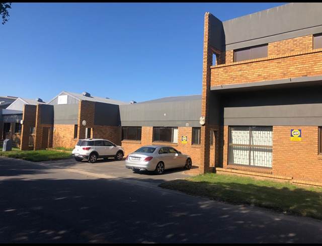 1,137M² WAREHOUSE TO LET IN TRIANGLE FARM