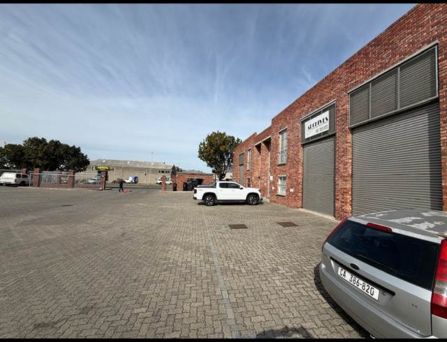 338M² WAREHOUSE TO LET IN STIKLAND INDUSTRIAL