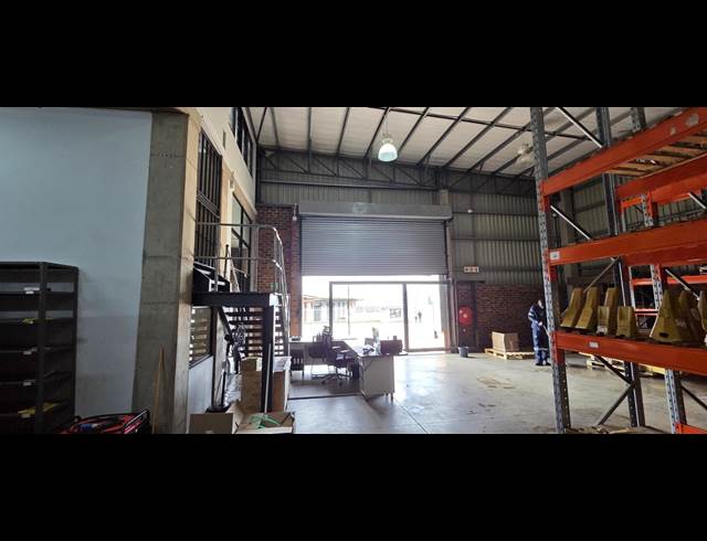 450M² WAREHOUSE TO LET IN RIVERSIDE PARK
