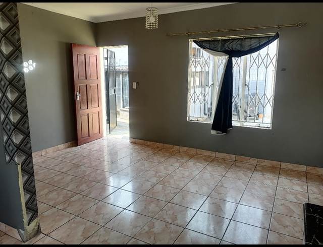 2 bed property to rent in CROWN GARDENS