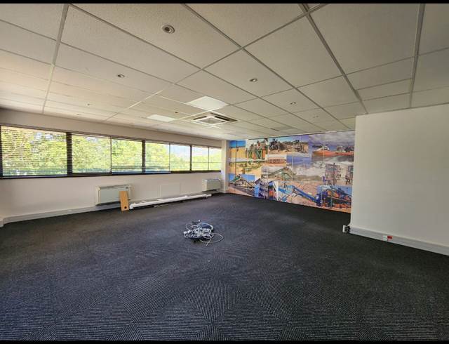 1,960M² OFFICE TO LET IN MOWBRAY
