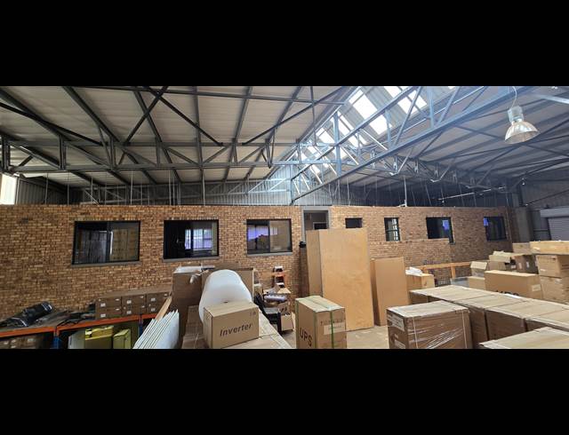 561M² WAREHOUSE TO LET IN LASER PARK