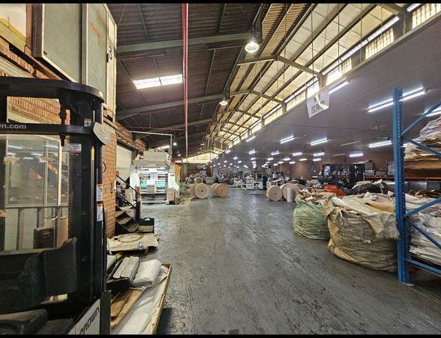2,340M² WAREHOUSE TO LET IN TRIANGLE FARM