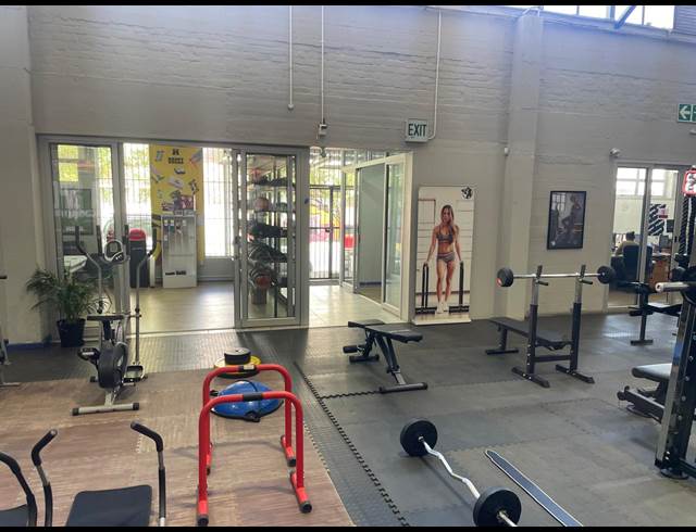 1,216M² WAREHOUSE RENTED IN CLAREMONT