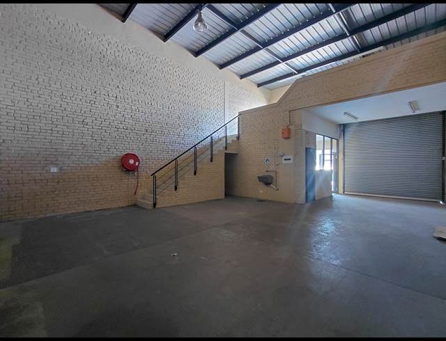 135M² WAREHOUSE TO LET IN POMONA
