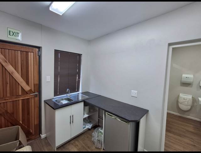 180M² OFFICE TO LET IN VINCENT