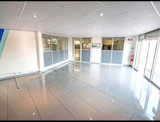 1,000M² SHOWROOM TO LET IN BRYANSTON