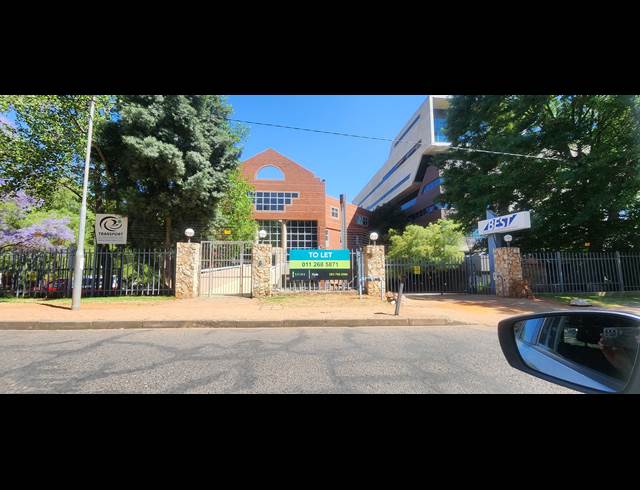 1,018M² OFFICE TO LET IN PARKTOWN