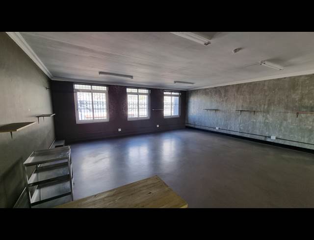 75M² BUSINESS TO LET IN WOODSTOCK