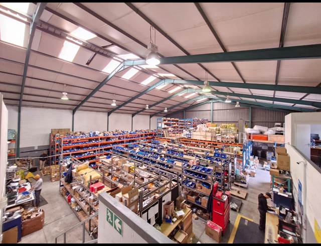 1,000M² WAREHOUSE TO LET IN STIKLAND INDUSTRIAL