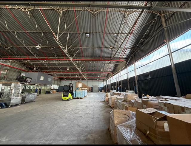 2,899M² WAREHOUSE TO LET IN CLAYVILLE