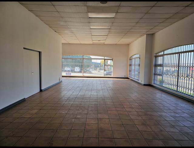 218M² SHOWROOM TO LET IN KYA SANDS