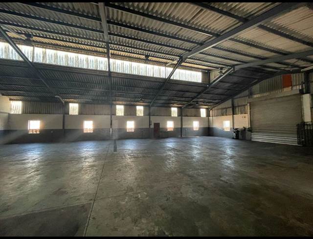 580M² WAREHOUSE TO LET IN TRIANGLE FARM