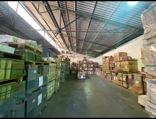 2,350M² SHOWROOM TO LET IN PAARDEN EILAND