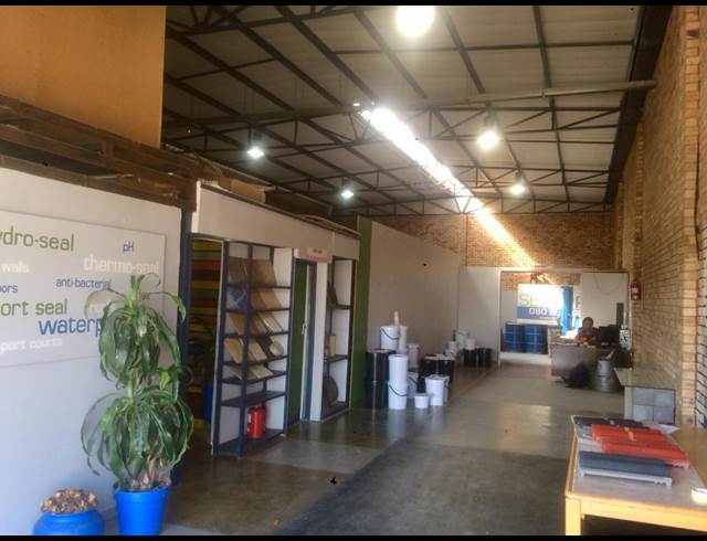 301M² WAREHOUSE TO LET IN LASER PARK