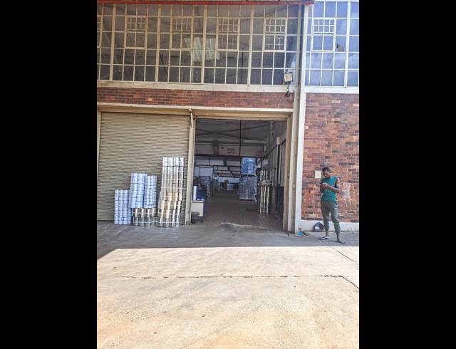 1,100M² WAREHOUSE TO LET IN LONGDALE