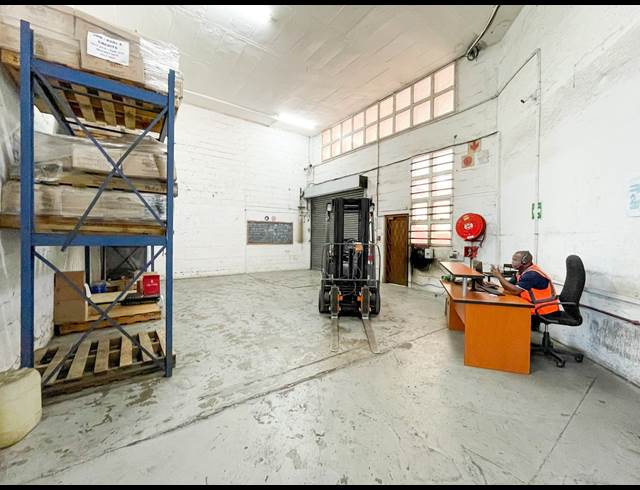 1,481M² WAREHOUSE TO LET IN NEW GERMANY