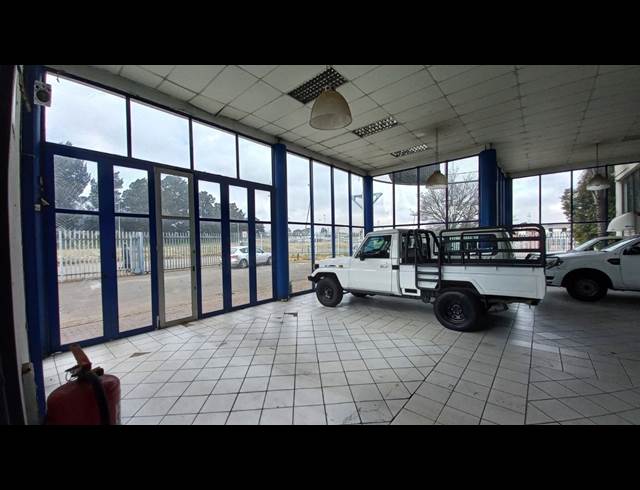 2,300M² SHOWROOM TO LET IN ANDERBOLT