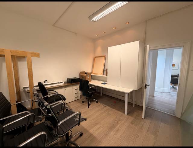 217M² OFFICE TO LET IN WATERFRONT