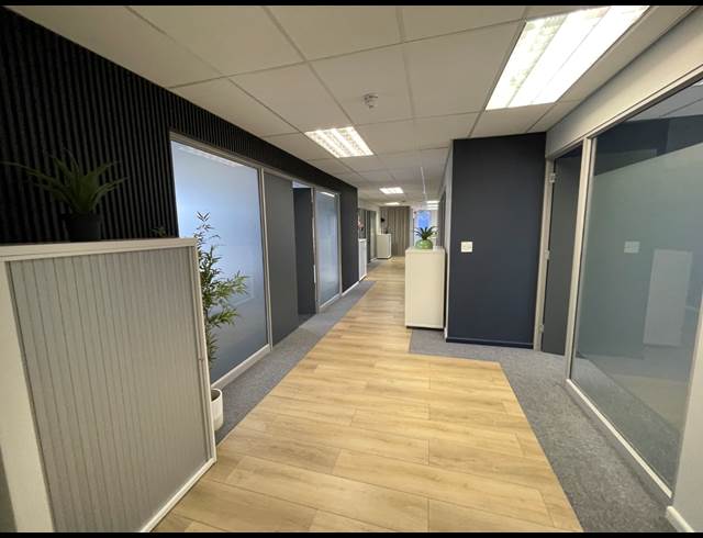 435M² OFFICE TO LET IN WATERFRONT
