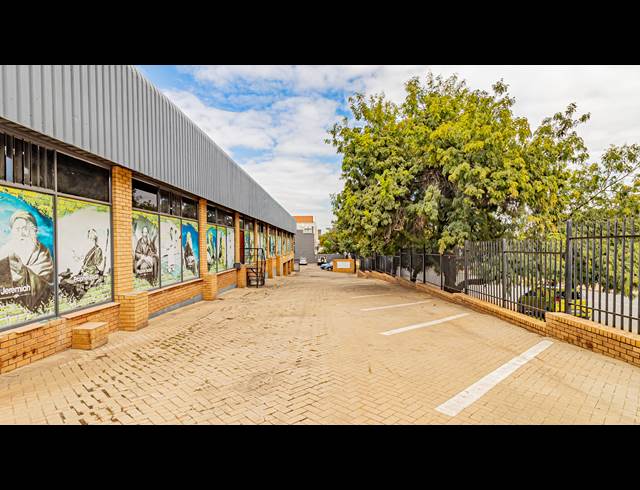 1,900M² SHOWROOM TO LET IN FERNDALE