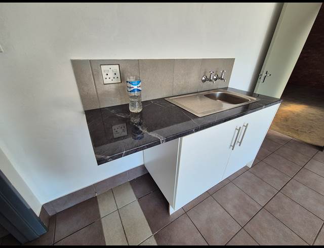 284M² WAREHOUSE TO LET IN DRIEHOEK