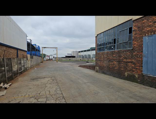 1,100M² WAREHOUSE TO LET IN HUGHES